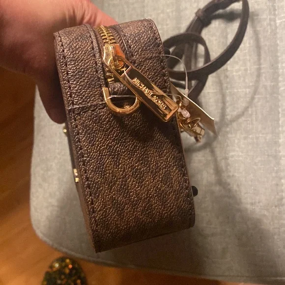 Michael Kors NYC license plate crossbody NWT - Picture 8 of 12